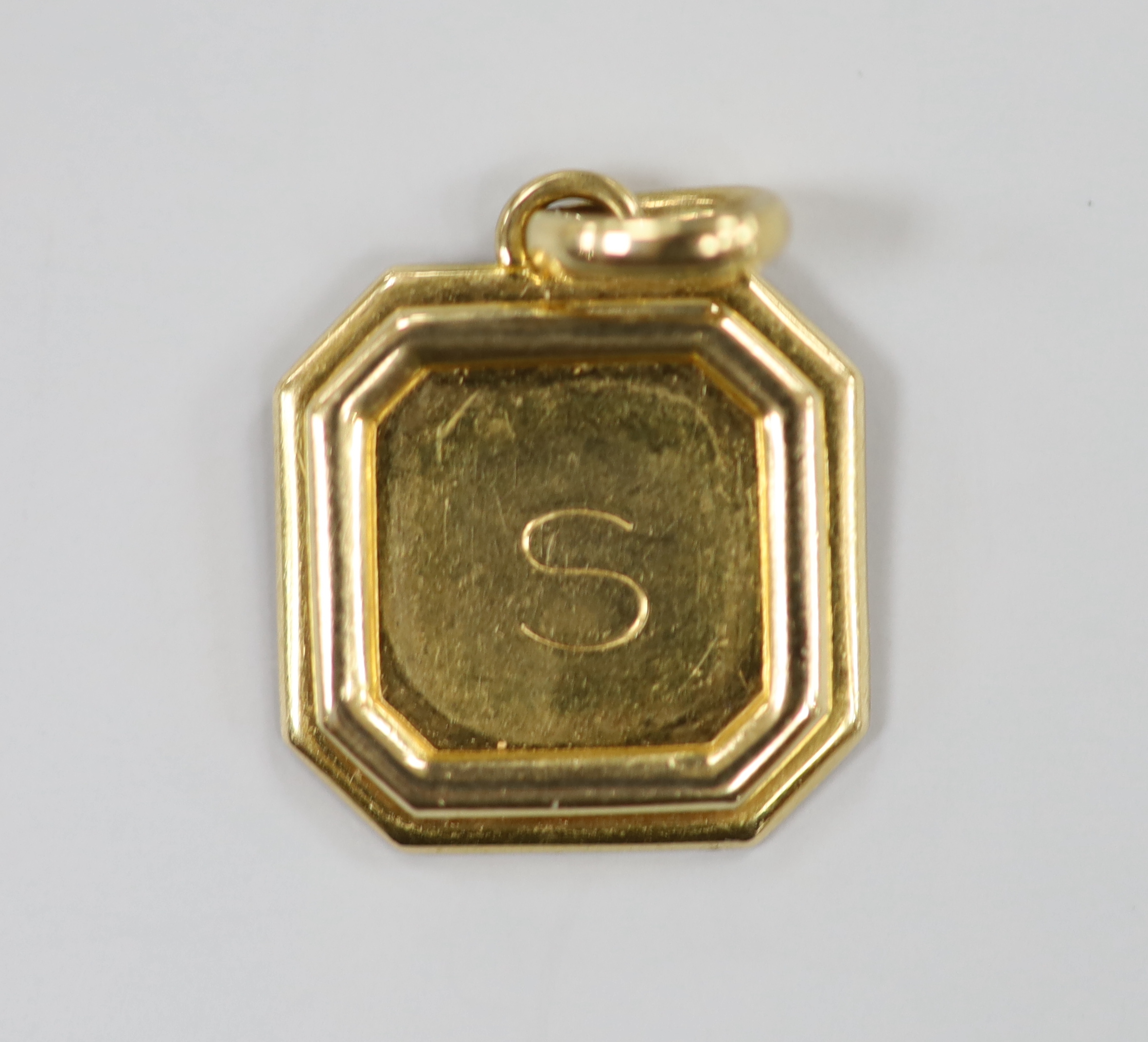 A small Cartier 750 octagonal pendant, engraved with the letter S, numbered 149835, 15mm, 4 grams.